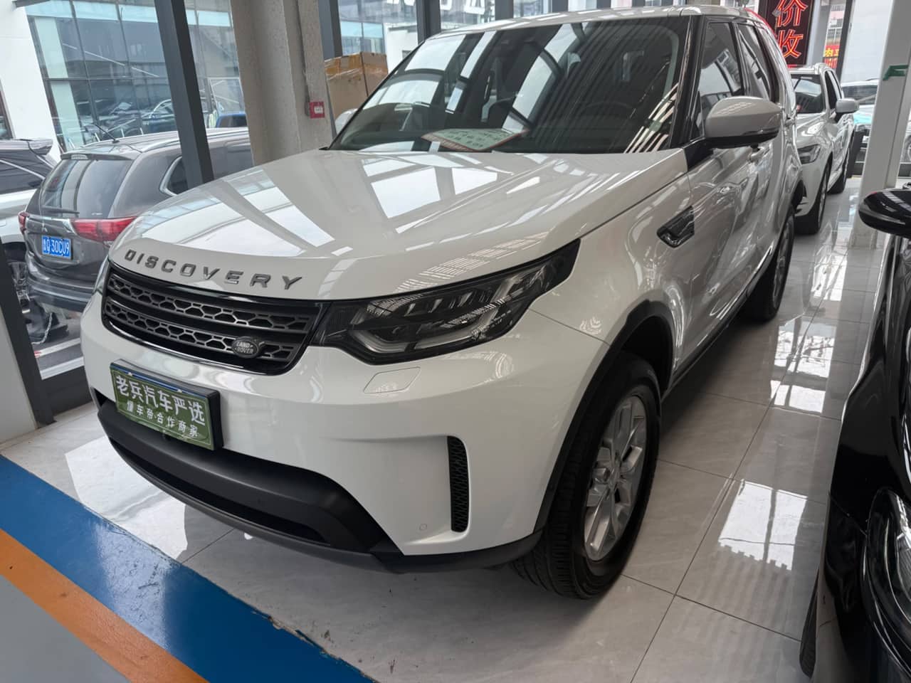 2019 Land Rover Discovery; curated vehicle image