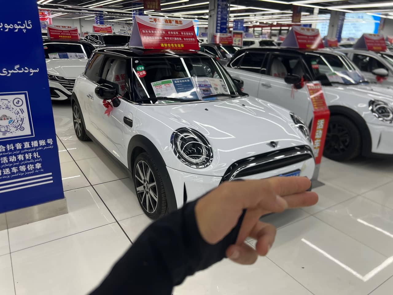 2022 MINI MINI; curated vehicle image