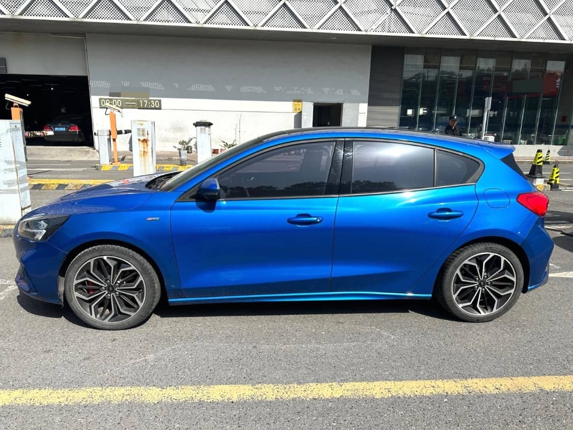 2021 Ford Focus photo 2